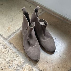 Dolce Vita Tessey Ankle Bootie in Dark Taupe women’s size 8.5